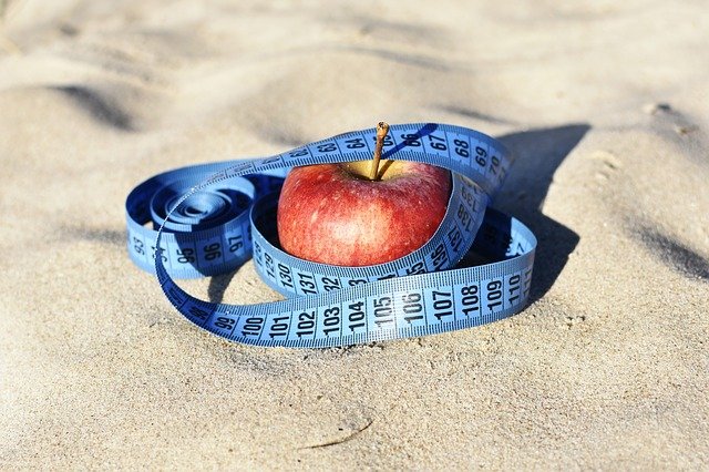 červené jablko v písku
